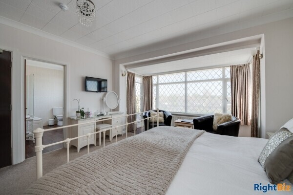SUPERB 10 BED GUEST HOUSE - CHICHESTER Photo 11