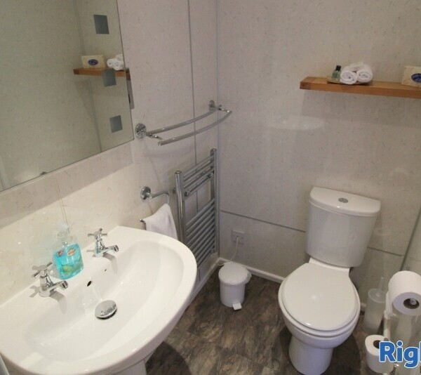 Excellent 5-Bedroom Guest House in Perth Photo 11