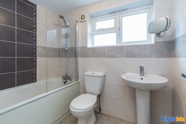 Post Office/Retail with Modern 2 Bedroom Flat Photo 11