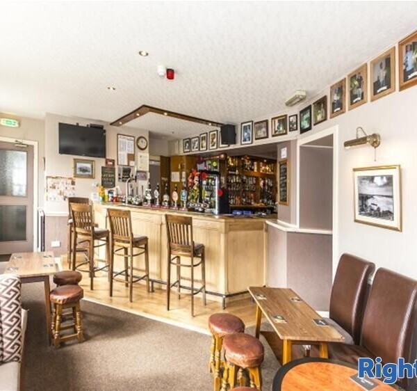 NORTHUMBERLAND - BUSY COASTAL PUB Photo 11