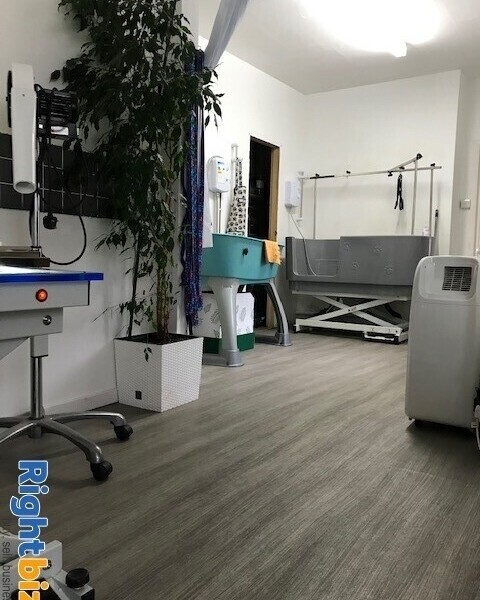 Expanding dog grooming salon with small retail area in Sussex Photo 11