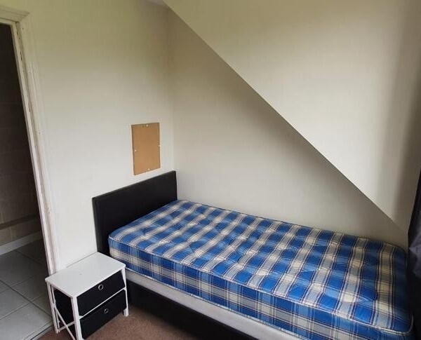 FORMER CHILDCARE FACILITY WITH 4/5 BEDS WITH C2 PLANNING (CHILDCARE) AVAILABLE ON FRI LEASE Photo 11