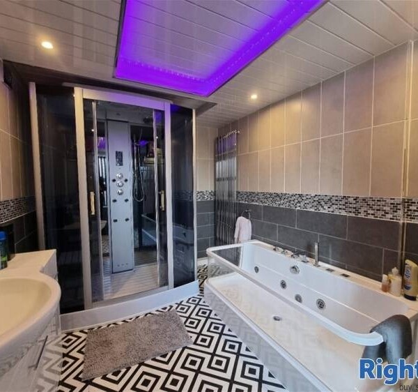Beautifully Renovated Modern Bar with Comfortable Atmosphere & Accomodation Photo 11