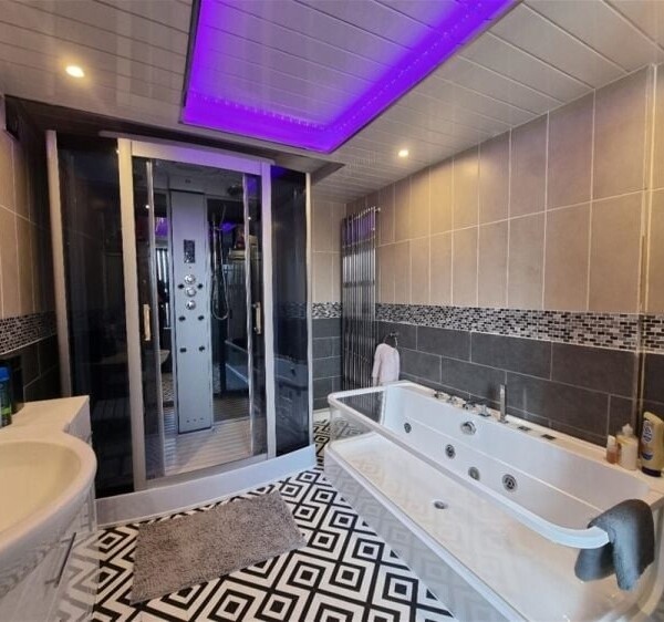 Beautifully Renovated Modern Bar with Comfortable Atmosphere & Accomodation Photo 11