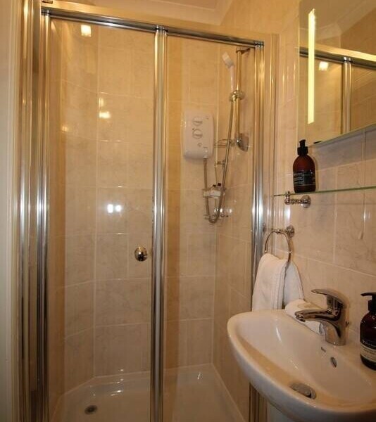 Stunning Bed & Breakfast with Separate Luxury Cottage, set in Spean Bridge Photo 11