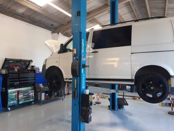 LONG-ESTABLISHED GARAGE Photo 11