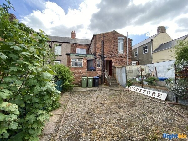 Freehold Convenience Store & Off Licence Store with 2 Bedroom Property Photo 11