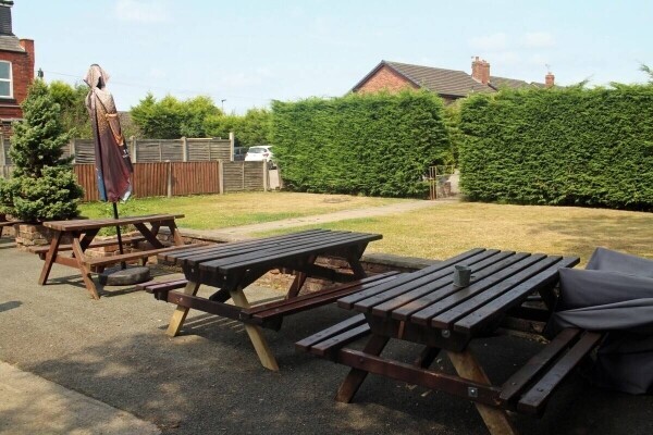 CHESHIRE - TRADITIONAL COMMUNITY PUB IN SEMI RURAL LOCATION PRICED FOR QUICK SALE Photo 11