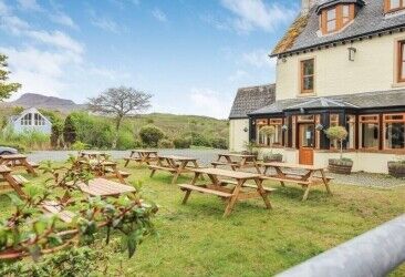 Profitable and Attractive 7-Bedroom Hotel in a Wonderful Trading Location Photo 11