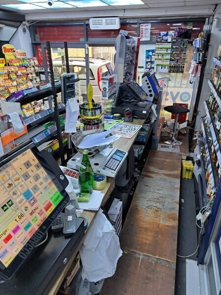 Off licence London big shop tobacco wines spirit Goldmine Photo 11