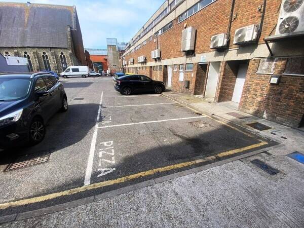 STAFF RUN PIZZA TAKEAWAY & DARK KITCHEN WITHIN SHOPPING CENTRE Photo 11