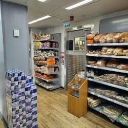 Off-licence supermarket grocery Photo 11