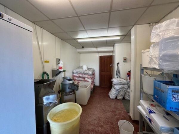 Leasehold Fish & Chip Takeaway Located In Gnosall Photo 11