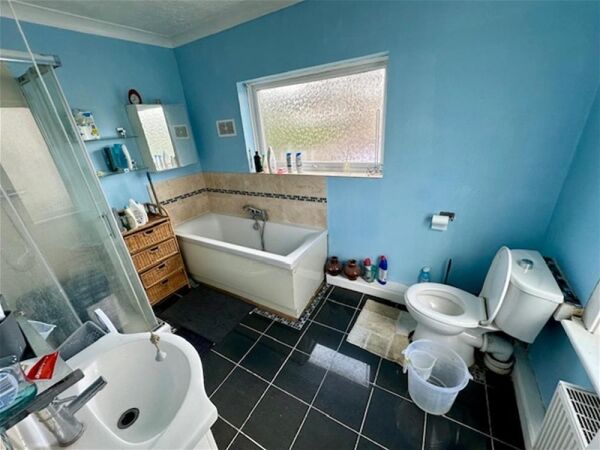 FREEHOLD CONVENIENCE STORES/LOTTERY & OFF LIC3 BED ACCOMMODATION - LAWNED REAR GARDEN Photo 10