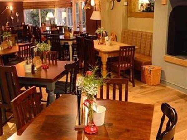 STUNNING WATERSIDE VILLAGE PUBLIC HOUSE HOTEL/RESTAURANT & FUNCTION VENUE FOR SALE IN WARWICKSHIRE Photo 12
