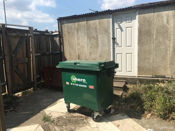 Eastern European shop for sale in Little Thrurock with a spacious garage, garden and basement Photo 12