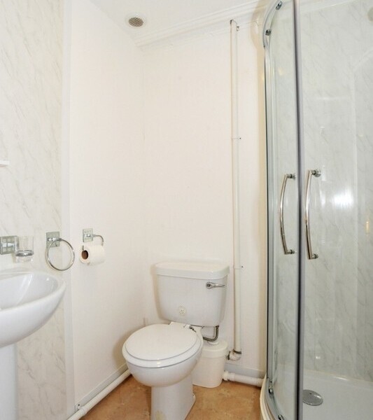 Outstanding 9-Bedroom Village Inn Situated in Angus Photo 12