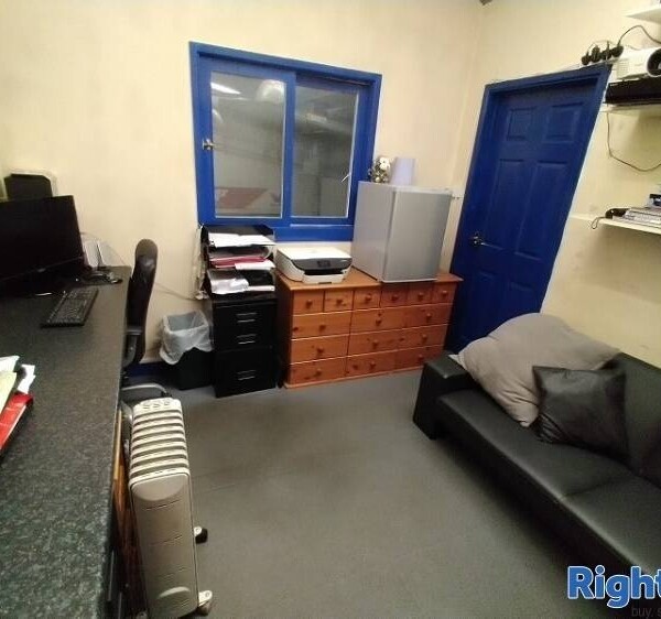 Well-established Garage with repeated custom Photo 12