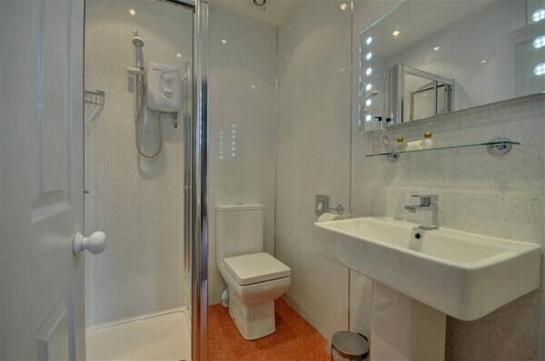 Hotel & Guest Houses For Sale in Whitby Photo 12