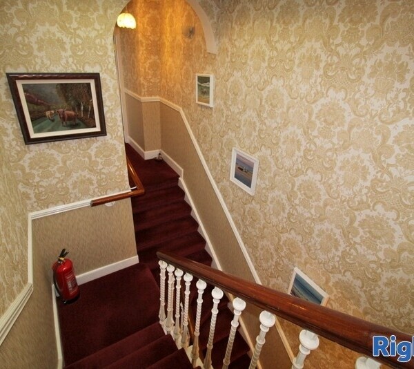 Excellent 5-Bedroom Guest House in Perth Photo 12