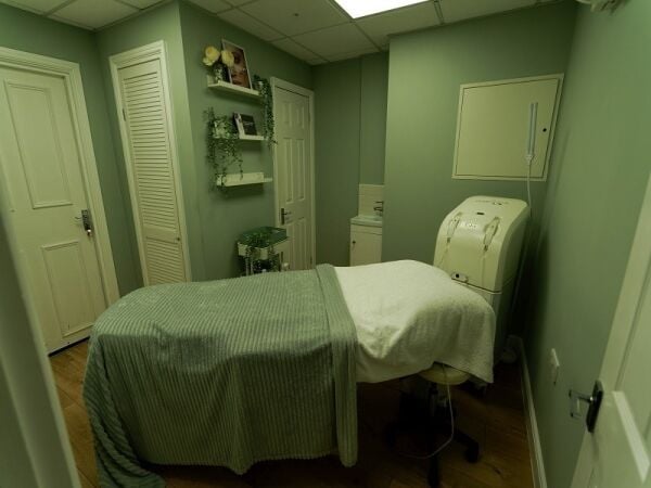 Extremely well established Hair & Beauty Salon for sale Photo 12