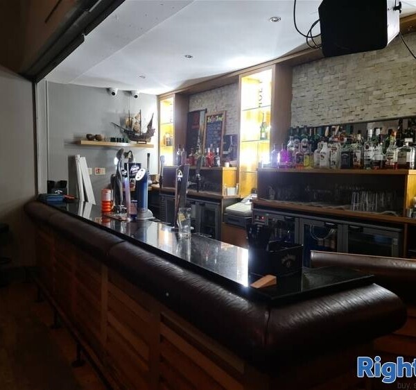 FREEHOLD Detached Bar in a Busy Market Town on the Outskirts of Leeds Photo 12