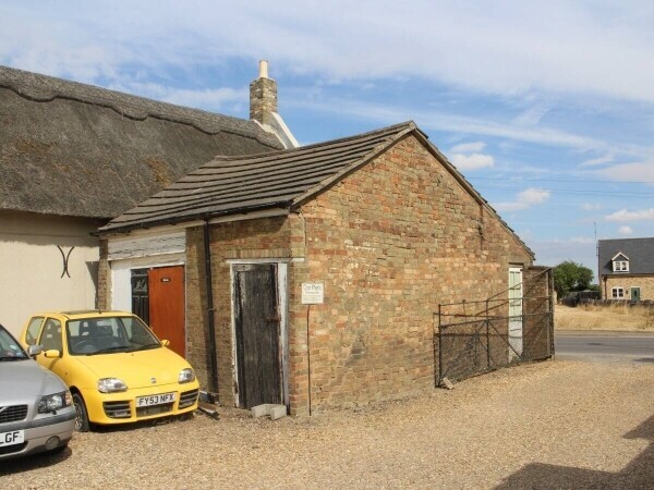 CAMBRIDGESHIRE - FREEHOUSE WITH CAR PARK Photo 12
