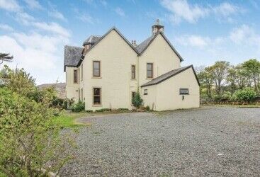 Profitable and Attractive 7-Bedroom Hotel in a Wonderful Trading Location Photo 12