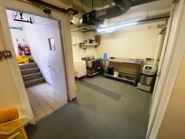 STAFF RUN PIZZA TAKEAWAY & DARK KITCHEN WITHIN SHOPPING CENTRE Photo 12
