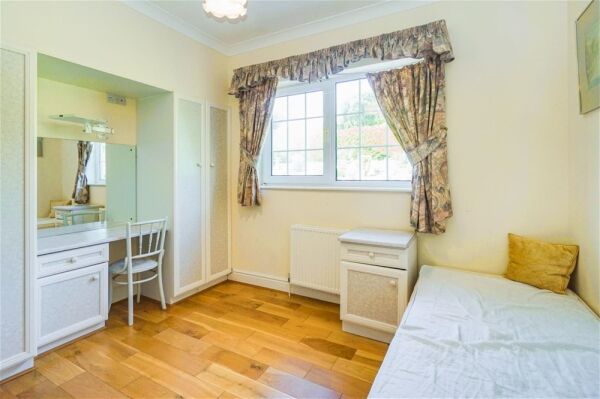 Auction Lot: White Lodge, Ilsham Marine Drive, Torquay, Devon, TQ1 2HT For Sale in Torquay Photo 12