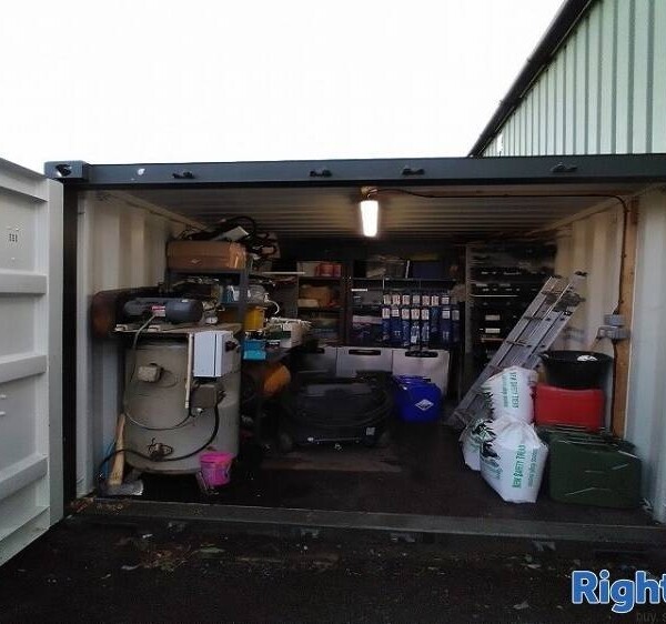 Well-established Garage with repeated custom Photo 13