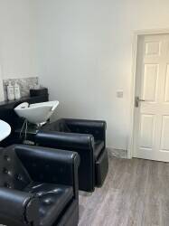 Spacious Hairdressing & Beauty Salon for sale Photo 7