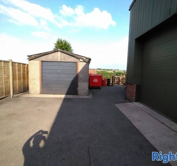 Well-established Garage with repeated custom Photo 14