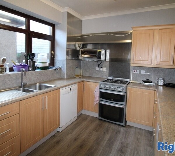 Excellent 5-Bedroom Guest House in Perth Photo 14