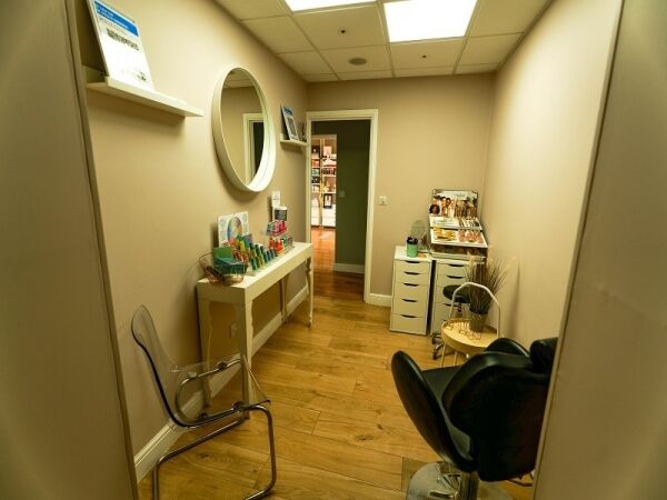 Extremely well established Hair & Beauty Salon for sale Photo 14