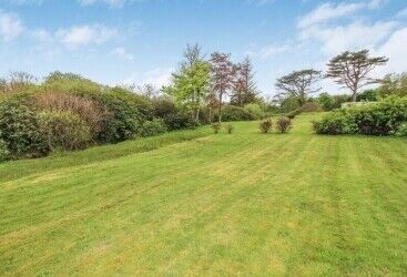 Profitable and Attractive 7-Bedroom Hotel in a Wonderful Trading Location Photo 14