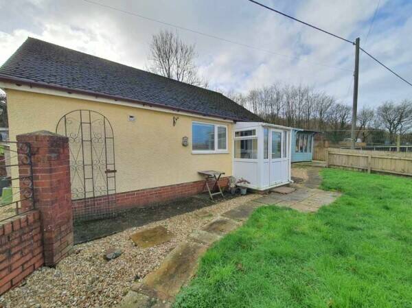 A wonderfully located kennels for sale Photo 14