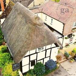 COTSWOLDS – 17TH CENTURY GRADE II LISTED BLACK AND WHITE TUDOR INN Photo 14