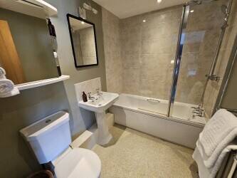 Immaculate & Extremely Profitable Devon Country Inn With 3/4 Letting Bedrooms & Owners Apartment