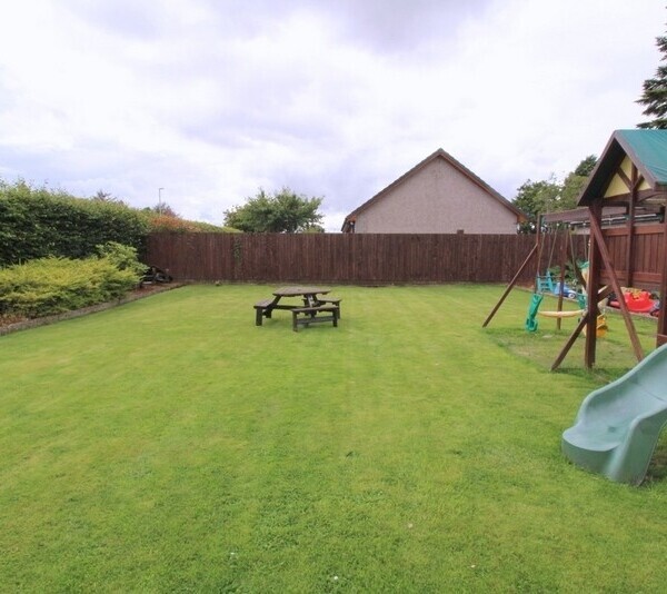 Outstanding 9-Bedroom Village Inn Situated in Angus Photo 15