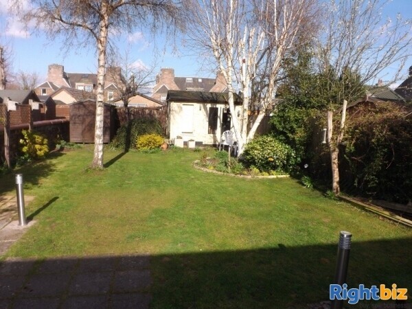 Excellent 5-Bedroom Guest House in Perth Photo 15