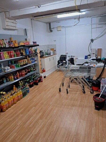 Off licence London big shop tobacco wines spirit Goldmine Photo 15