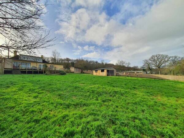 A wonderfully located kennels for sale Photo 15