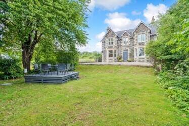 Highly desirable self catering property in Pitlochry Perthshire Photo 1