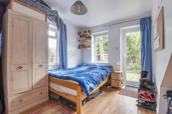 CATTERY PLUS HOME WITH AN INCOME Photo 15