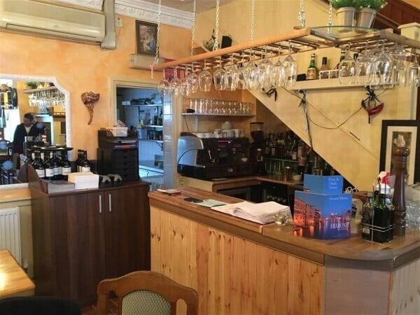 FULLY LICENSED ITALIAN RESTAURANT & PIZZERIA FOR SALE IN RINGWOOD TOWN CENTRE Photo 2