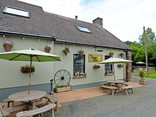 STUNNING PUBLIC HOUSE/RESTAURANT & FUNCTION VENUE WITH EXTENSIVE PRIVATE & GUEST ACCOMMODATION FOR SALE IN SOUTH WALES Photo 2