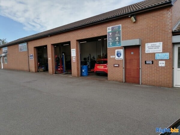 SERVICE, REPAIR AND MOT GARAGE Photo 2