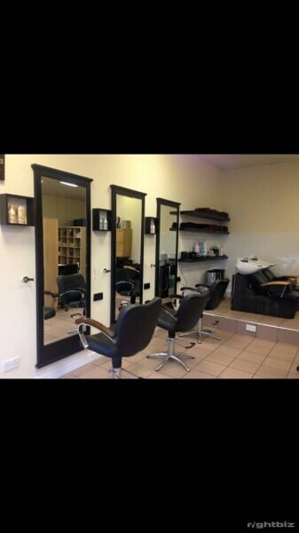 Unisex hairdressing, Barber, beauty, nails, tanning, prime location, well established, turn-key bus. Photo 2