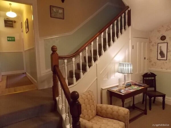 INVESTMENT OPPORTUNITY FORMER GUEST HOUSE EXCELLENT VALUE DOMESTIC OR COMMERCIAL Photo 2